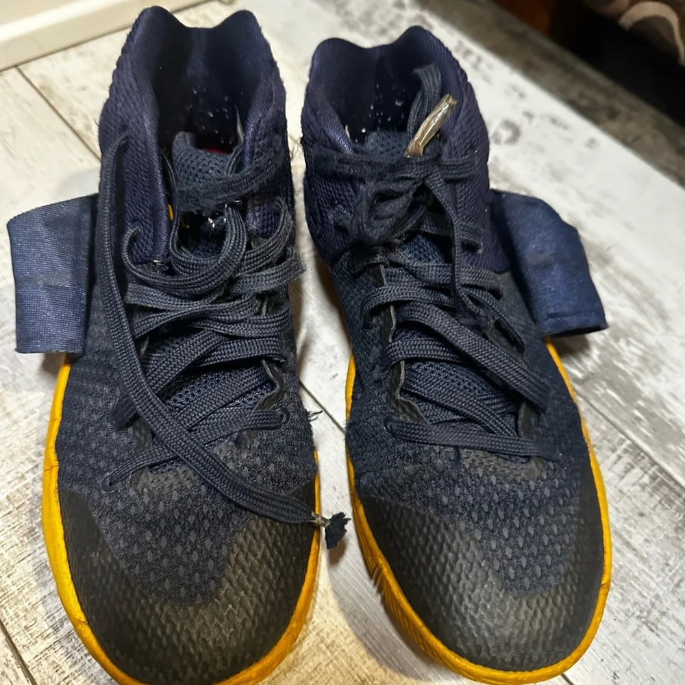 NIKE Basketball Shoes Size 5Y Blue and Yellow